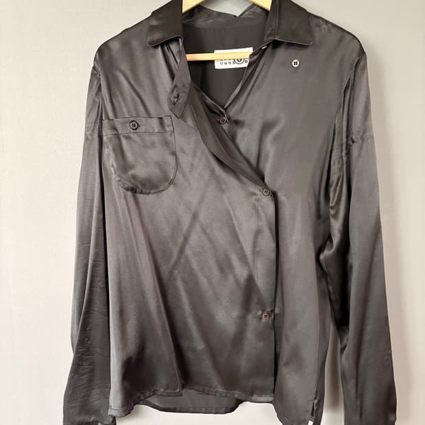 MM6 블랙 사틴 블라우스