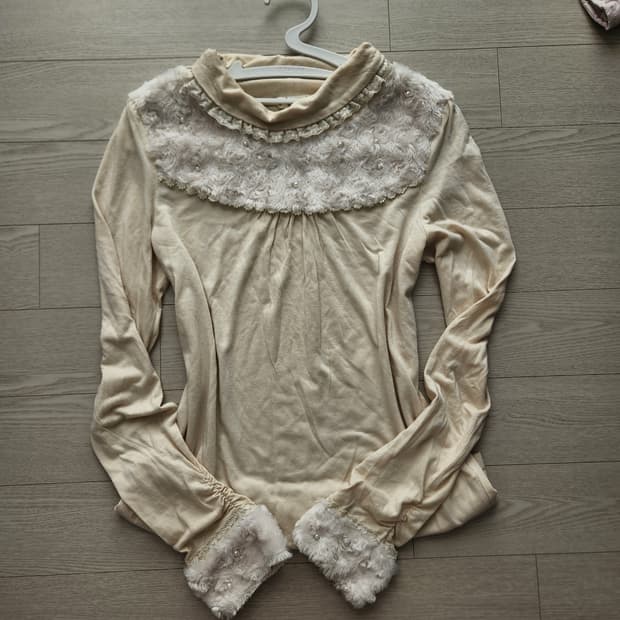 엑시즈팜 히메갸루 아이보리 퍼 장식 블라우스 갸루