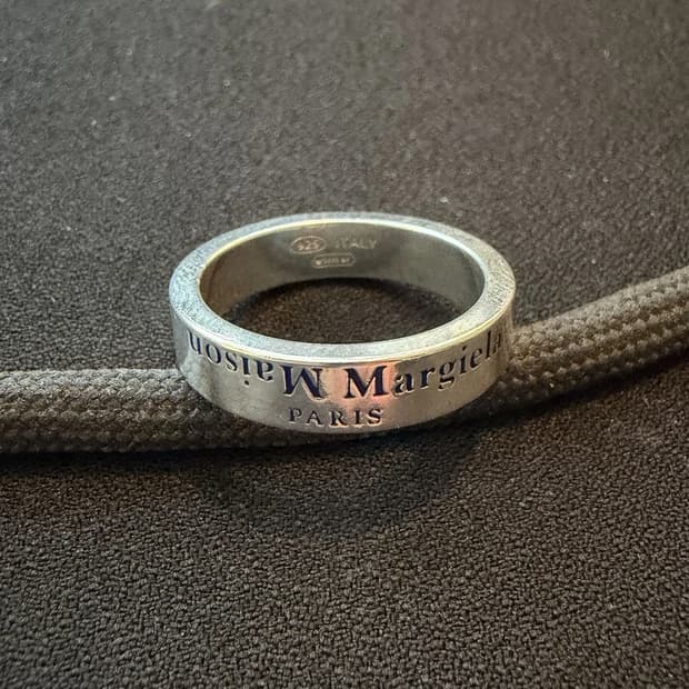 메종 마르지엘라 로고 인그레이브드 링