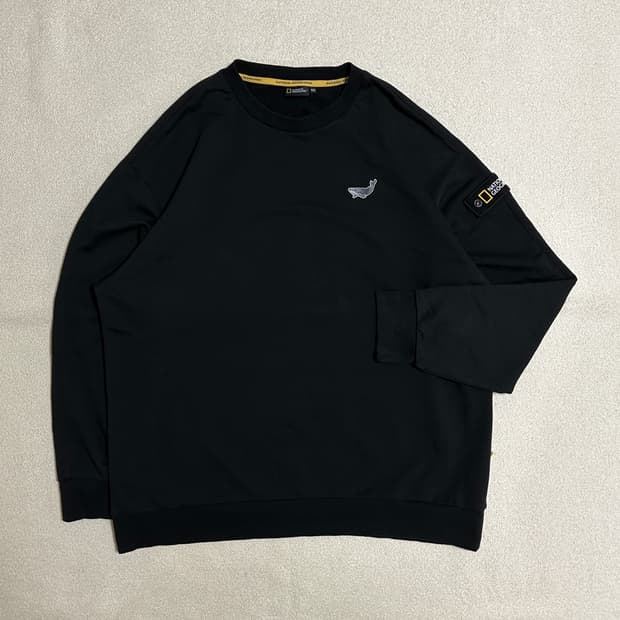 내셔널지오그래픽 웨일 와펜 세미루즈핏 맨투맨