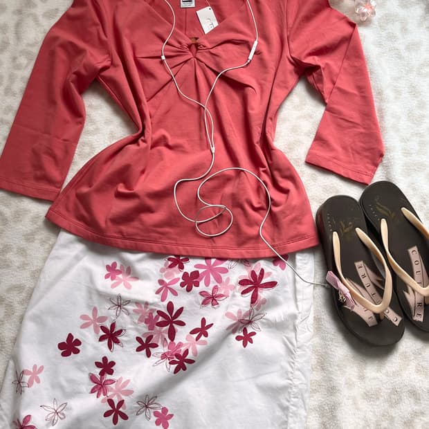 Shirring sleeve tee + Red skirt