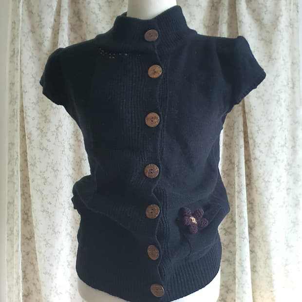 [모리걸] 니트 반팔 가디건 블랙 우드버튼