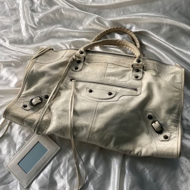 발렌시아가 모터백 아이보리 구해요! 