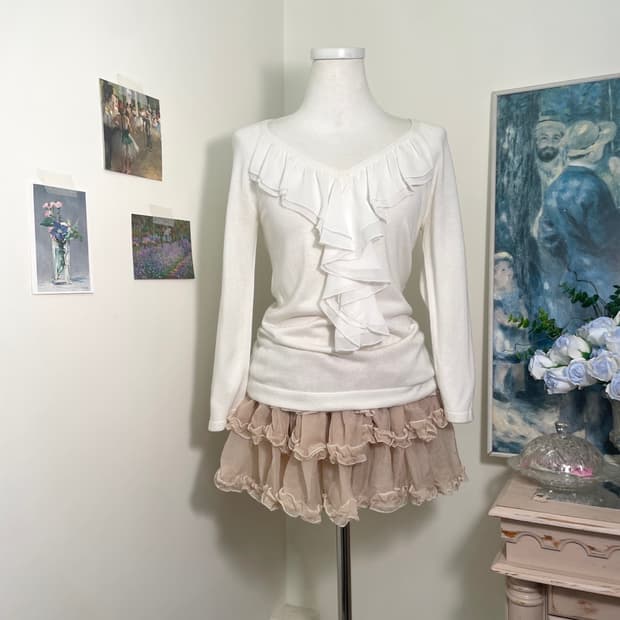 ivory ruffle point v-neck knit top