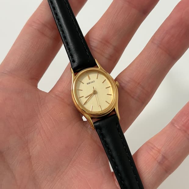 90s gold oval case ladies quartz