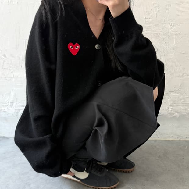 COMMEdesGARCONS 꼼데가르송 레드와펜 블랙컬러 브이넥 가디건