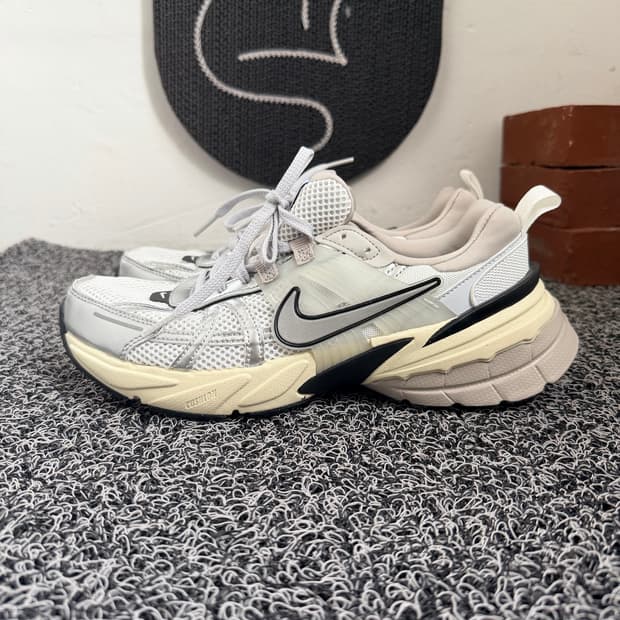 나이키 V2K 런 써밋 화이트 메탈릭 실버