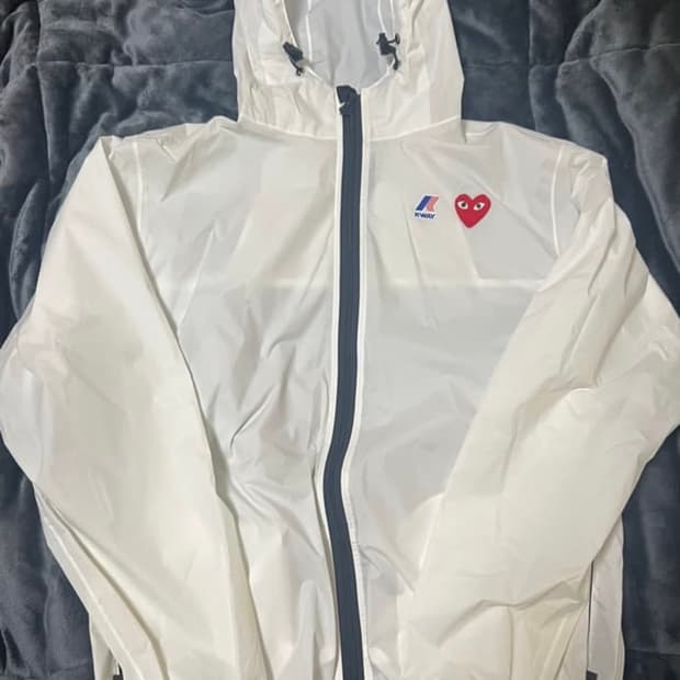 플레이 꼼데가르송 x 까웨 풀 집 자켓 화이트