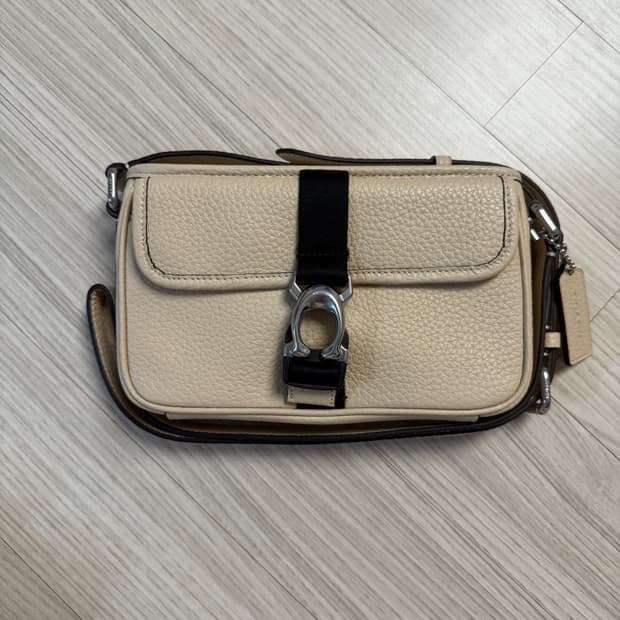 코치 벡 슬림크로스바디 새상품