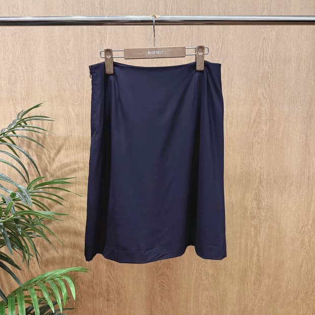 띠어리 A라인 미디 스커트 사이드 지퍼 디테일 미니멀 네이비