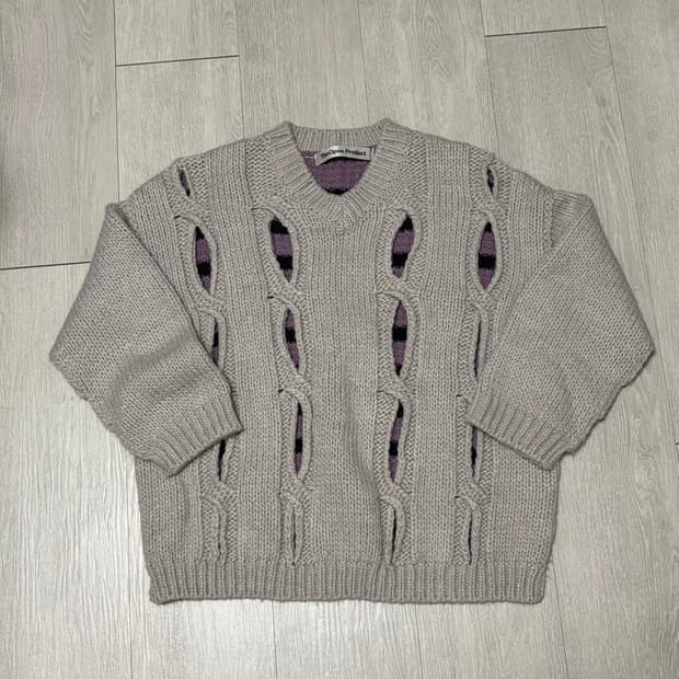 BACK STRIPE CUT OUT KNIT SWEATER