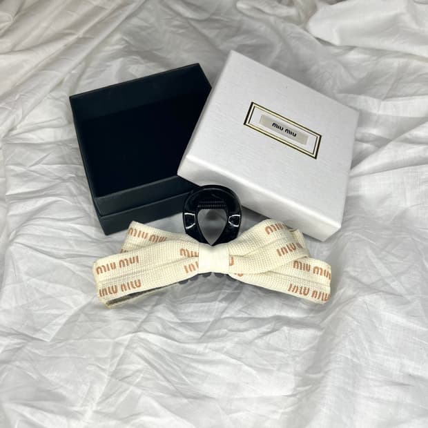 미우미우 로고 리본 헤어 클립