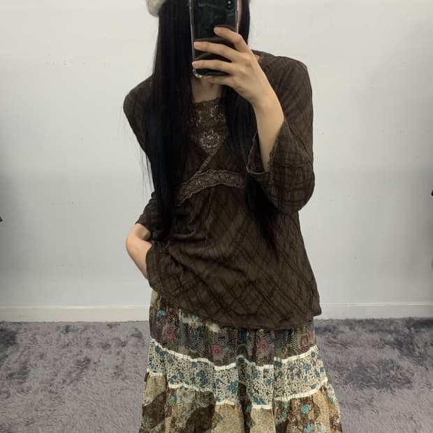 모리 브이넥 브라운 탑
