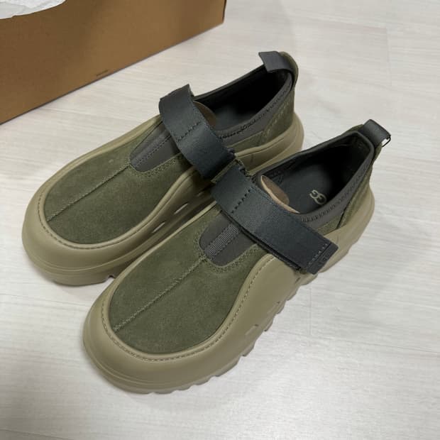 어그 피크모드 로우컷 다크올리브 모스그린 