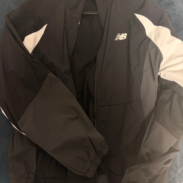 뉴발란스 바람막이