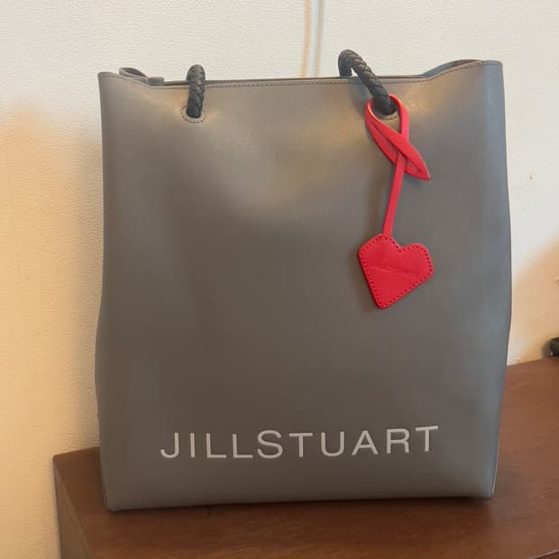 Jill Stuart 질스튜어트 하트참 쇼퍼백 그레이