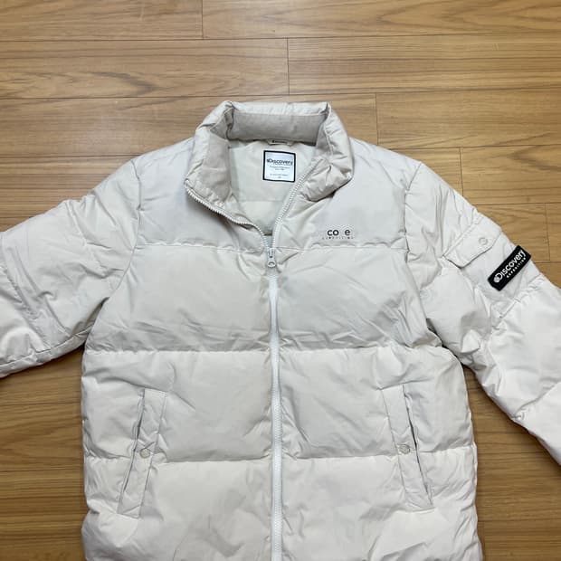 디스커버리 남성 숏패딩 아이보리 색상입니다. 사이즈는 100이고, 하자 