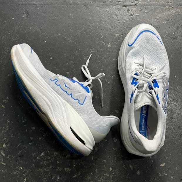 290 호카 스카이워드 X 코스믹 그레이 실버 러닝화 