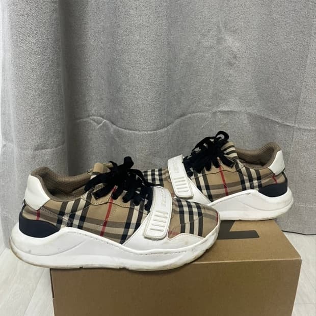 버버리 신발. 체크 벨크로 스니커즈