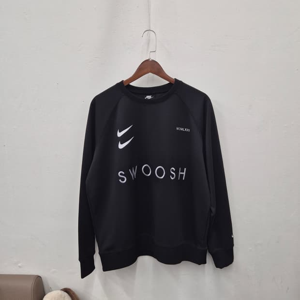 나이키 스우시 맨투맨