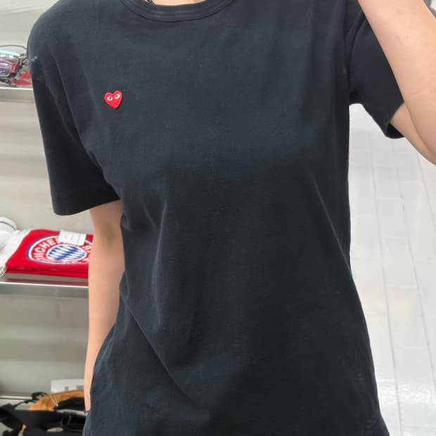 꼼데가르송 플레이 스몰 레드 와펜 반팔 티셔츠 블랙