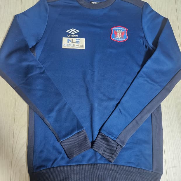 엄브로 칼라일 유나이티드 FC 맨투맨 블루