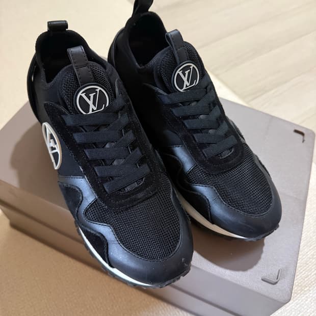 루이비통 런 어웨이 스니커즈 블랙 1A9J1C 37사이즈