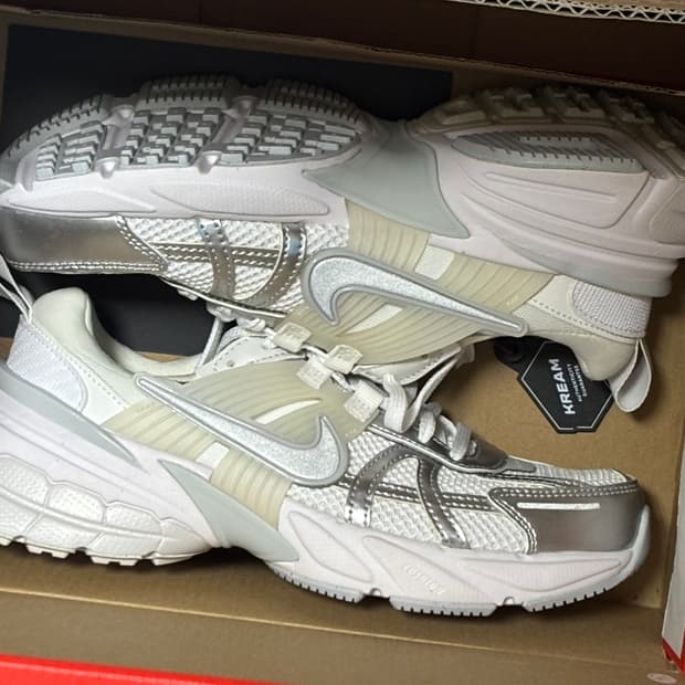 나이키 V2K 런 메탈릭 실버 화이트