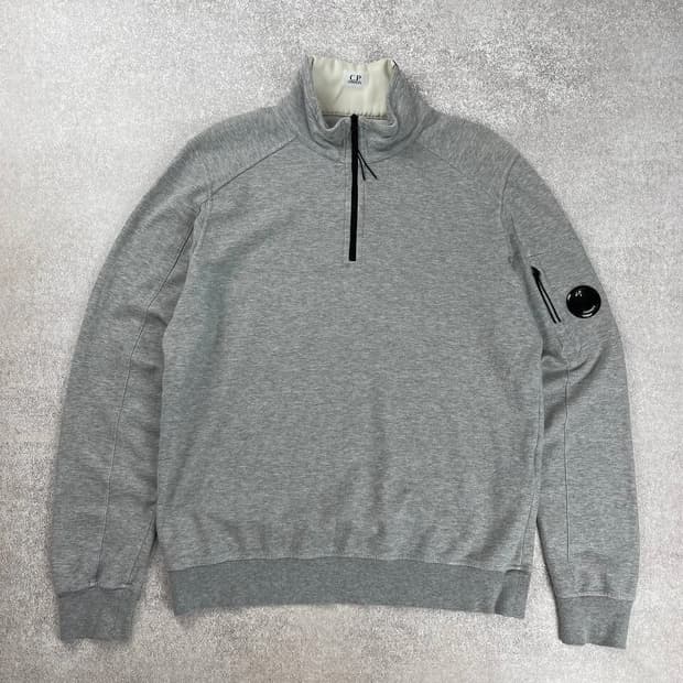 C.P. 컴퍼니 라이트 플리스 하프 집업 맨투맨