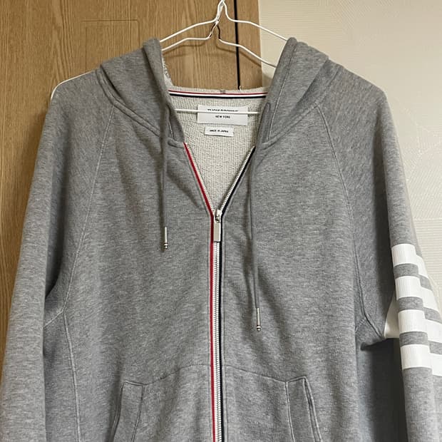 톰브라운 후드집업