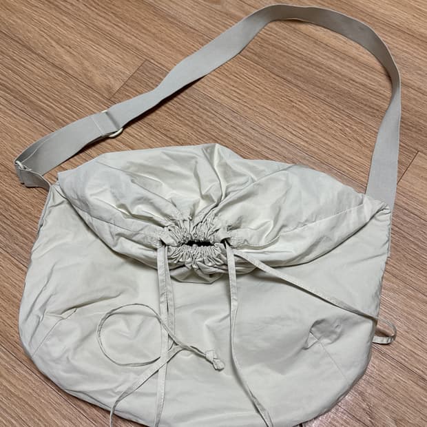 유니클로U 크로스백