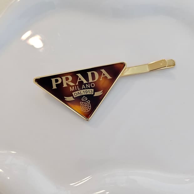 프라다 업사이클링 레오파드 삼각핀