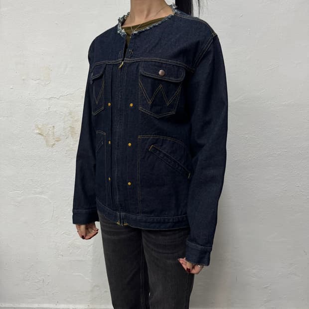 랭글러 x 센스오브플레이스 인디고블루 워시드데님 칼라리스 트러커 자켓