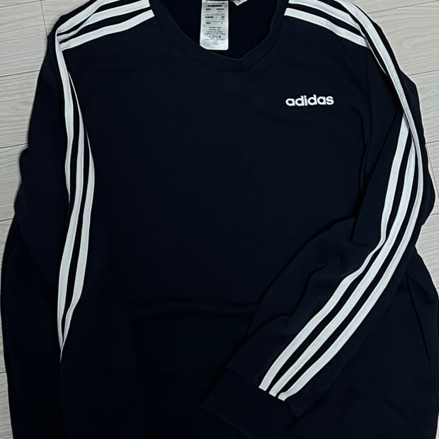 아디다스 맨투맨 판매합니다.