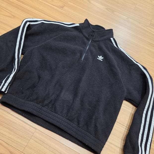 아디다스 여성 플리스 자켓 XS 사이즈입니다
- 부드러운 터치감으로 착용