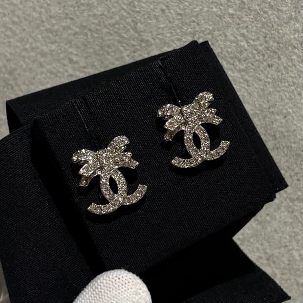 S OS사이즈 샤넬 CC로고 크리스탈 리본 귀걸이 실버