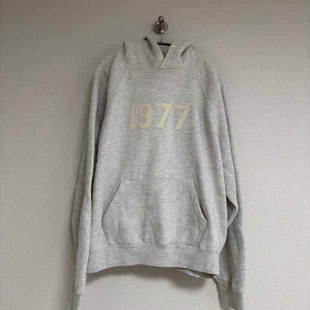 [L] 피오갓에센셜 오프화이트 1977 후디