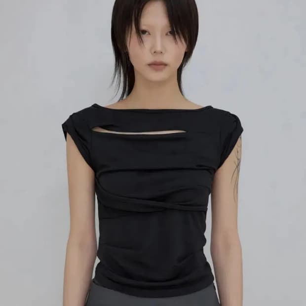 플레어업 Asymmetrical Draped Roll-Up T-Shirt
