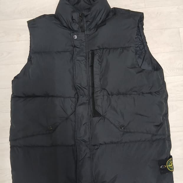 (오케이몰 정품)스톤아일랜드 23FW 크링클랩스 패딩 조끼 블랙 XL
