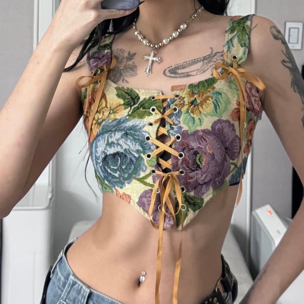 ༒ Flower eyelet top