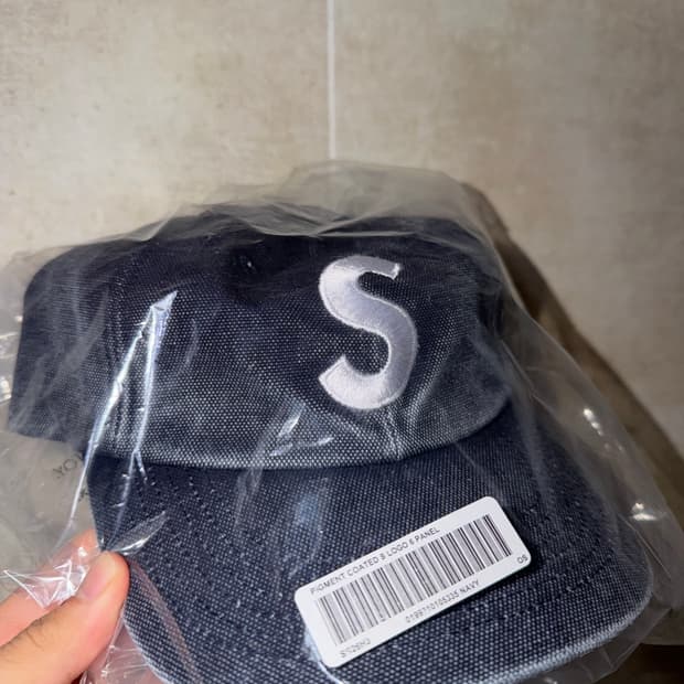 슈프림 피그먼트 코티드 S 로고 6-패널 네이비 - 26SS