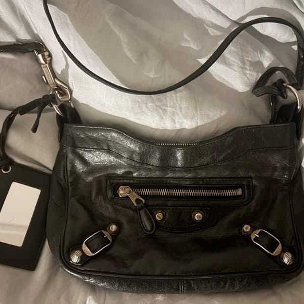 발렌시아가 자이언트 힙 크로스백 블랙