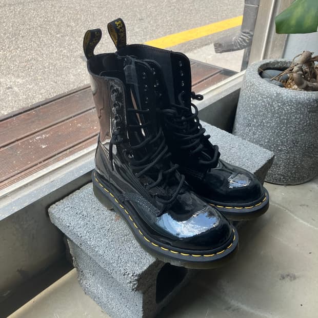 235) Dr. Martens 페이턴트 부츠