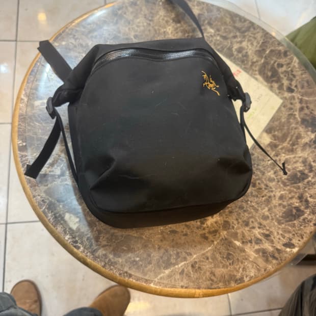 정품 아크테릭스 아로8 팝니다