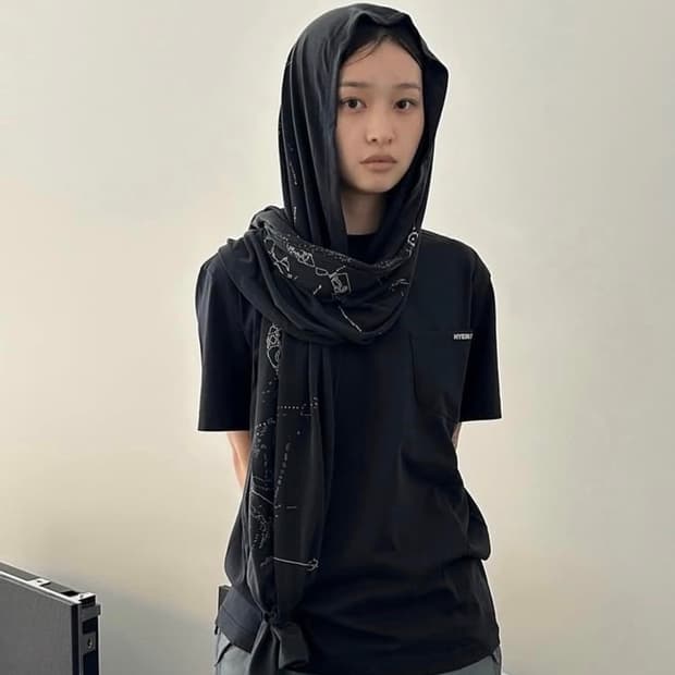 혜인서 익스클루시브 그래픽스카프 반팔 