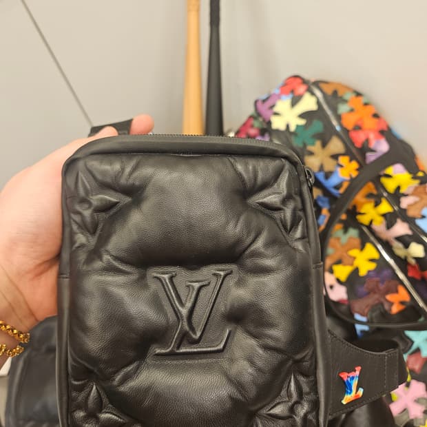 루이비통 정품 2054 한정판  슬링백 힙색 크롬하츠