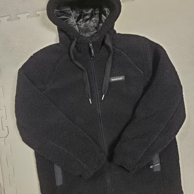 새상품급) 몽벨 남녀공용 블랙 노벨티 플리스자켓 사이즈100 L

사진처