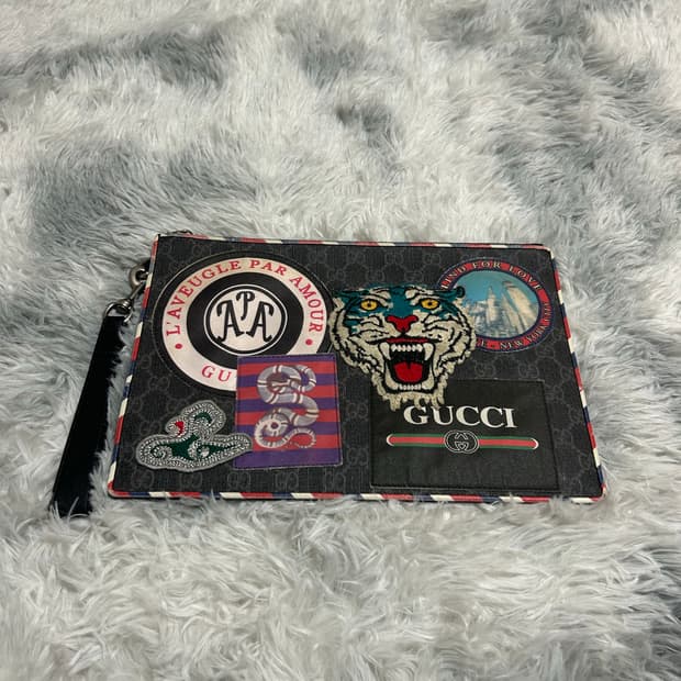 구찌 나이트 쿠리에 GG 수프림 캔버스 클러치