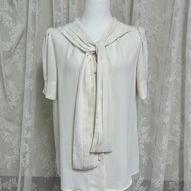 38) 럭키슈에뜨 세일러 카라 핀턱 블라우스 아이보리