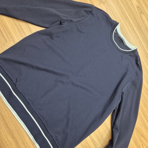 네이비 색상의 GUESS 남성 긴팔 티셔츠입니다. XL 사이즈이고, 95